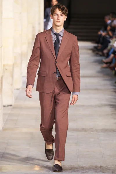 Look 32